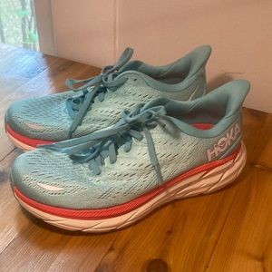 Hoka One One Clifton 8 in Women’s Size 6 Wide D in GREAT condition! Worn once!